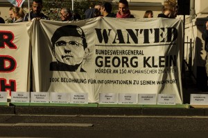 Demonstranten Landgericht Bonn: Sie verlangen Gerechtigkeit Foto: Martin Behrsing