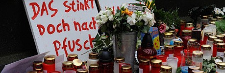  Beim Kölner U-Bahn-Bau wurde offenbar gepfuscht. Trauernde, die zum Gedenken an die beiden Opfer des Archiveinsturzes Kerzen aufstellten, ahnten das schon vor Jahren. (Foto: Foto: ddp) 